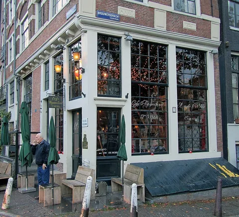English: Cafe Papeneiland, a typical so called brown cafe, in a building from 1642, at the corner of Prinsengracht and Brouwersgracht in Amsterdam